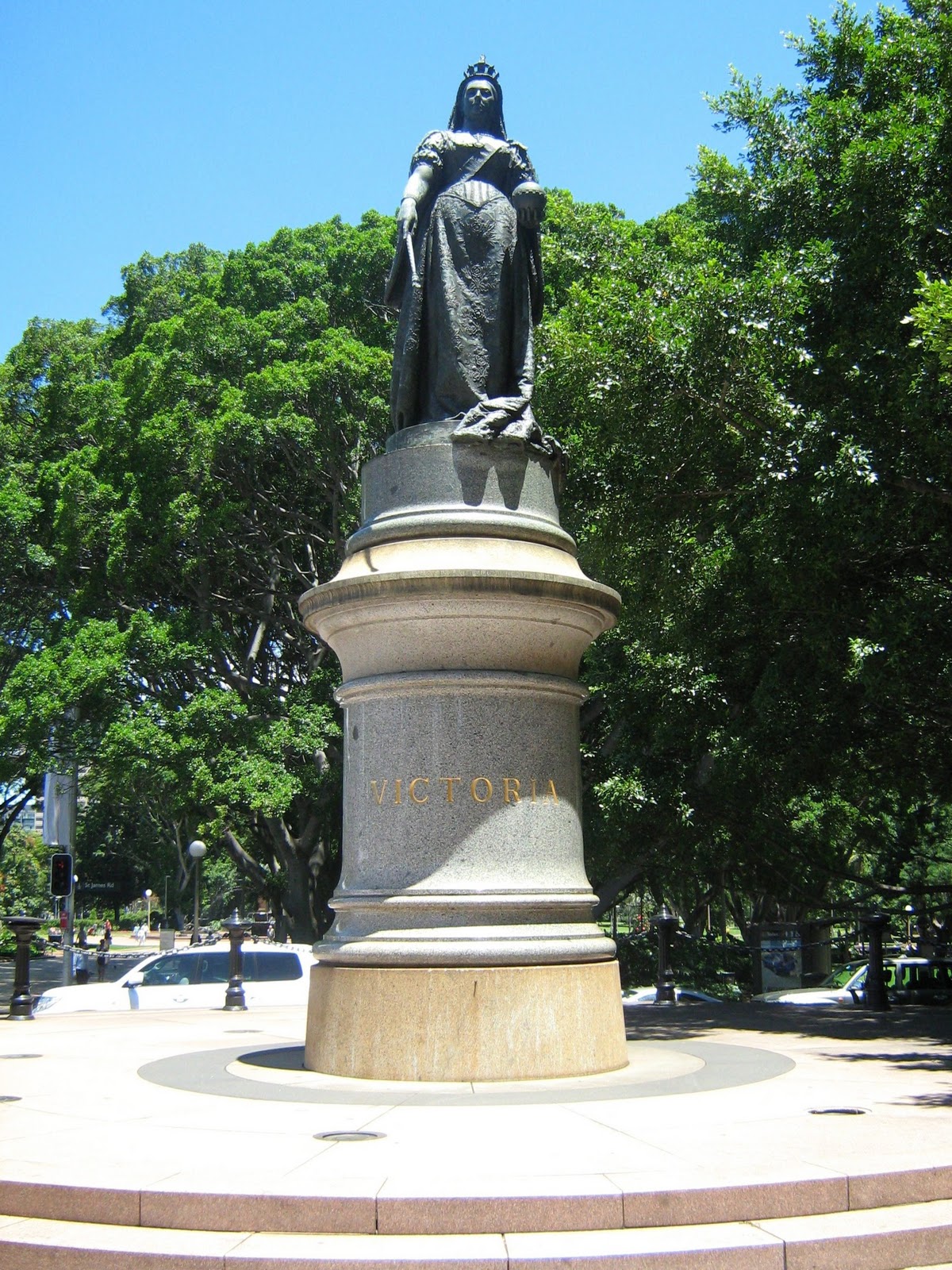 Queen Victoria - A statue and a scandal! - Pauline Conolly
